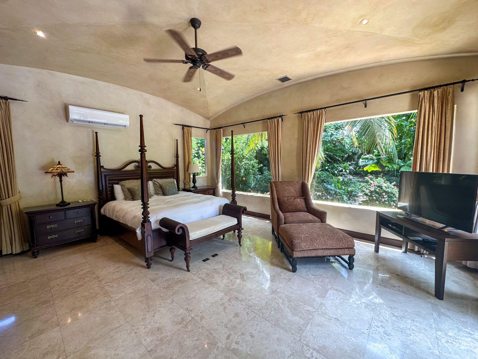 Elegant Villa Tuscana | Reserva de Golf Community