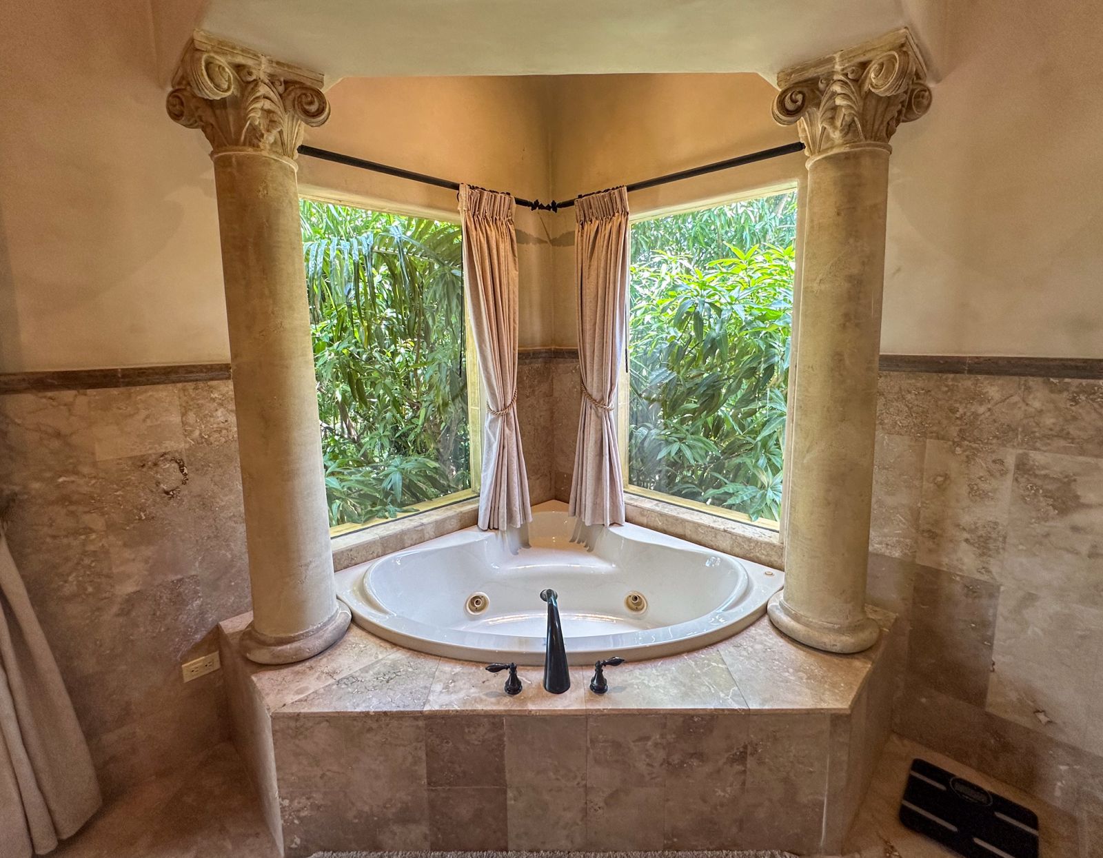 Elegant Villa Tuscana | Reserva de Golf Community