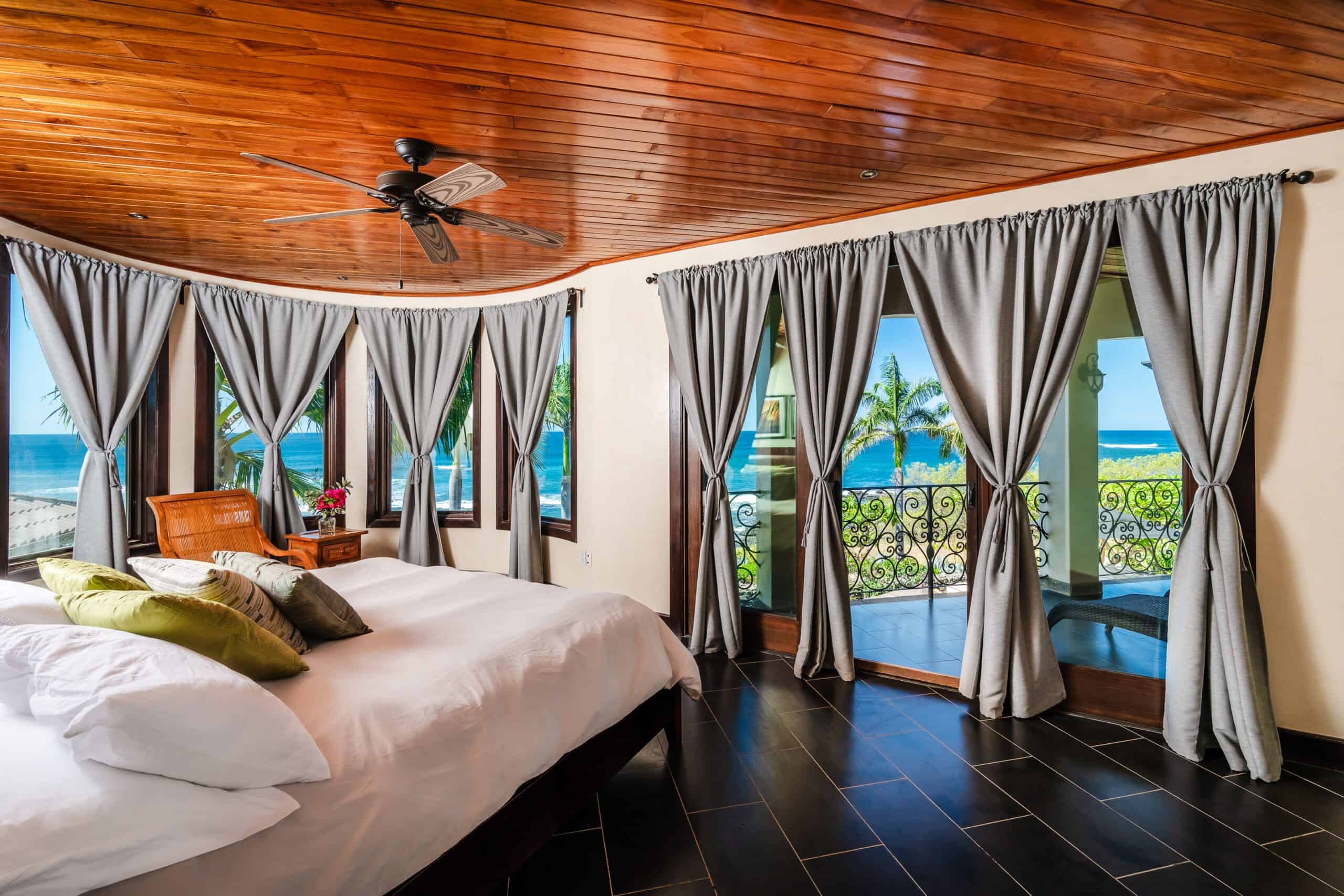 VILLA ESPERANZA BEACHFRONT