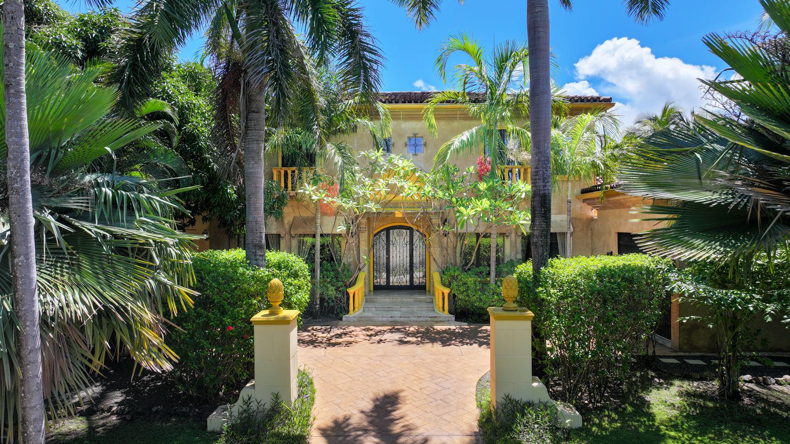 Elegant Villa Tuscana | Reserva de Golf Community
