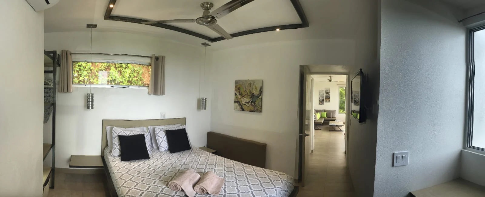 Oceanview Property with Infinity Pools: 4-Bedroom House + 4 Apartments on a Spacious 10,103 m² Lot!