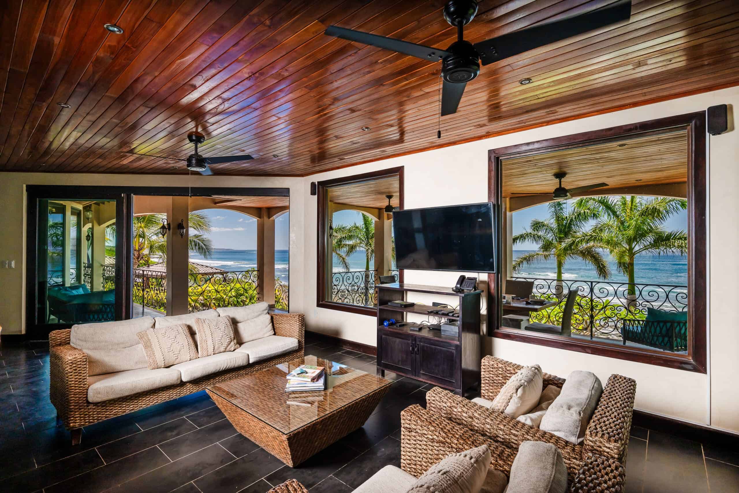 VILLA ESPERANZA BEACHFRONT