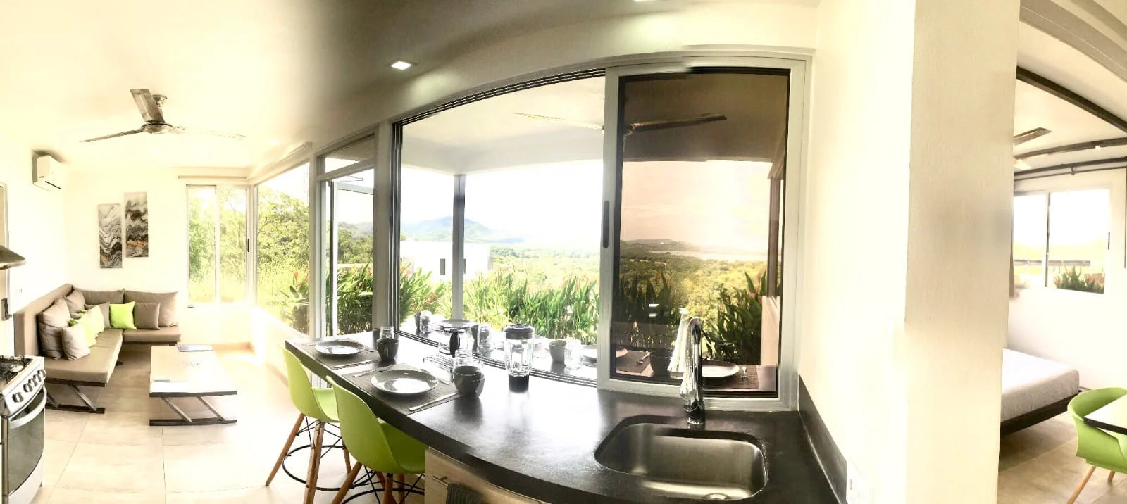 Oceanview Property with Infinity Pools: 4-Bedroom House + 4 Apartments on a Spacious 10,103 m² Lot!