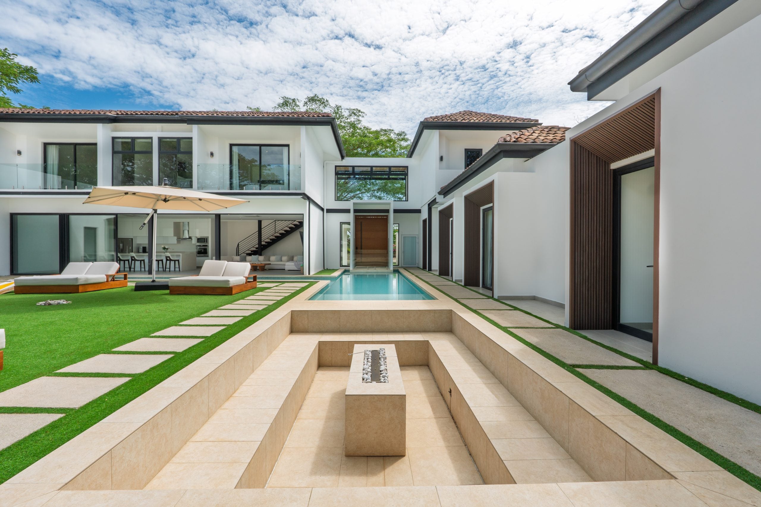 Casa Blanca – Luxury Golf Course Estate in Hacienda Pinilla