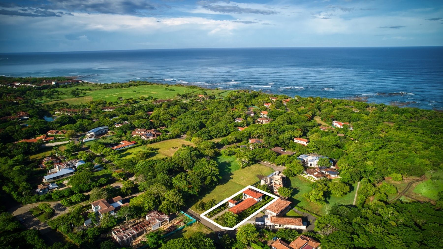 Stunning Open-Concept Residence in Las Golondrinas