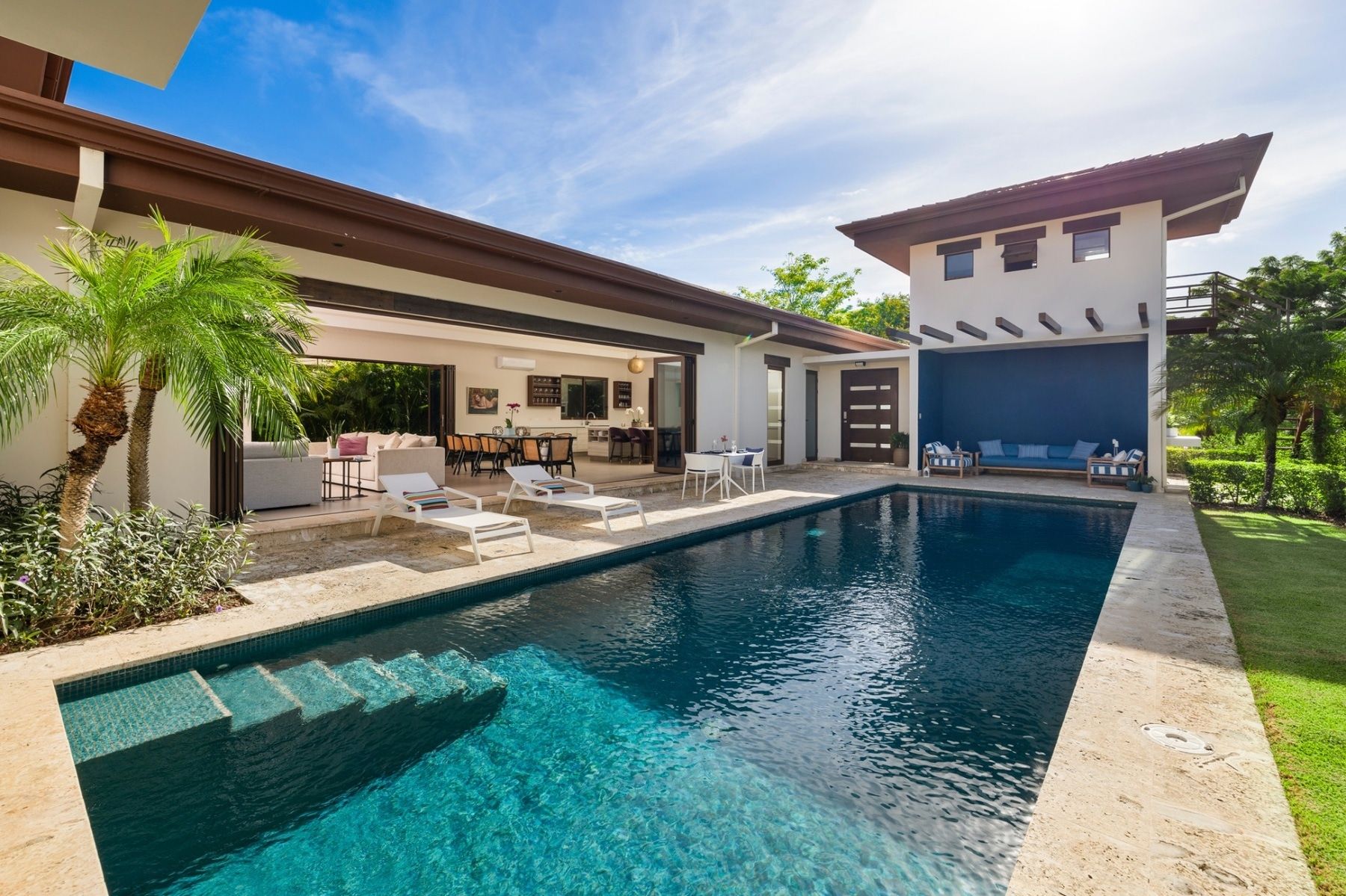 Stunning Open-Concept Residence in Las Golondrinas