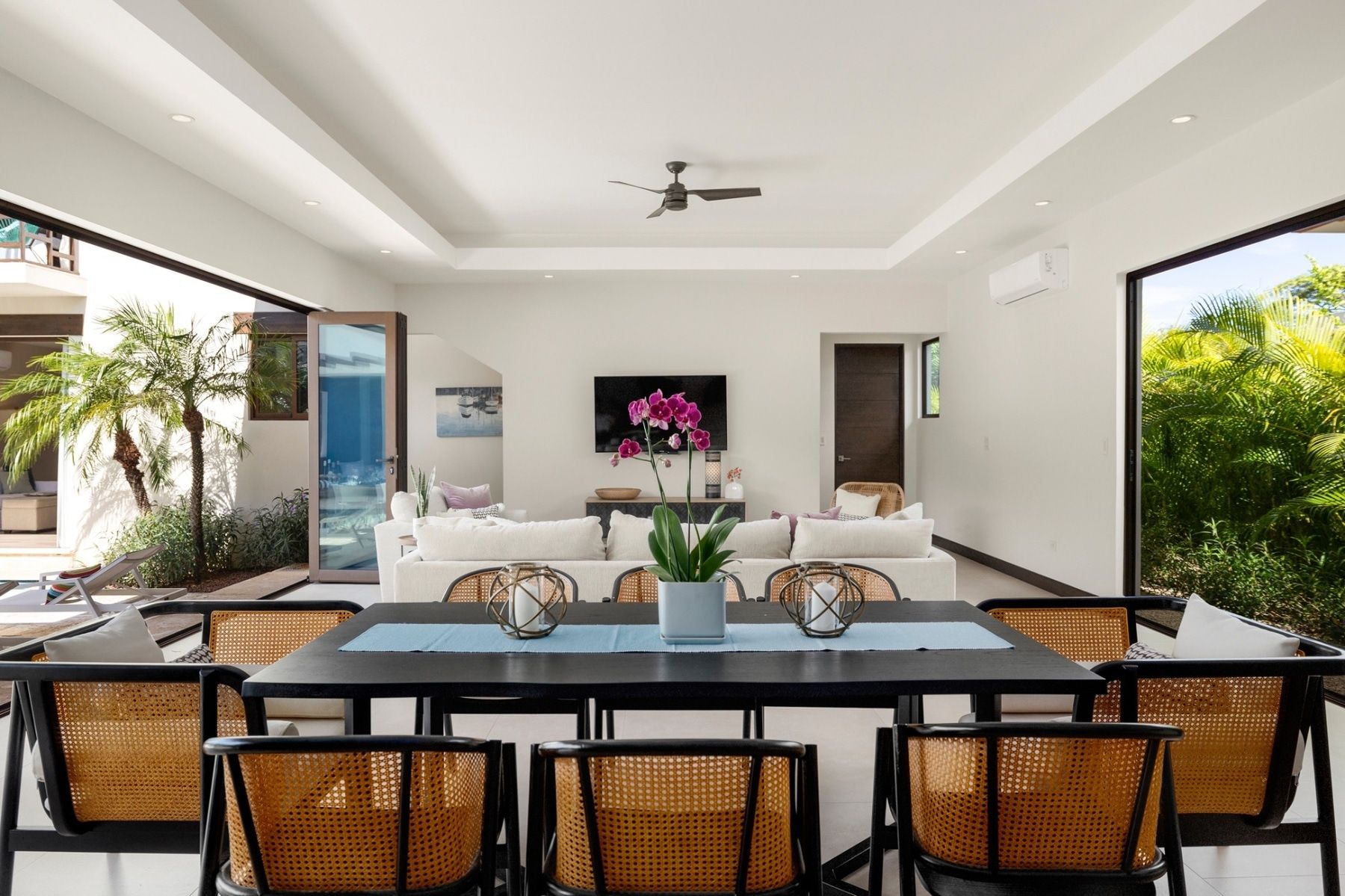 Stunning Open-Concept Residence in Las Golondrinas