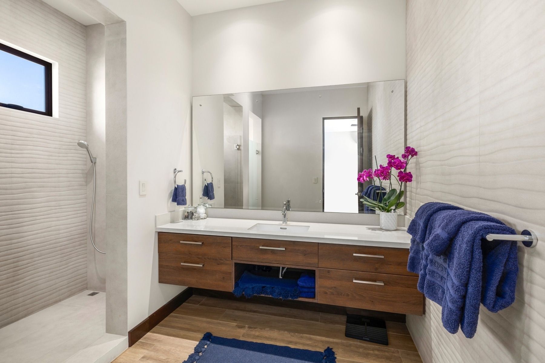 Stunning Open-Concept Residence in Las Golondrinas