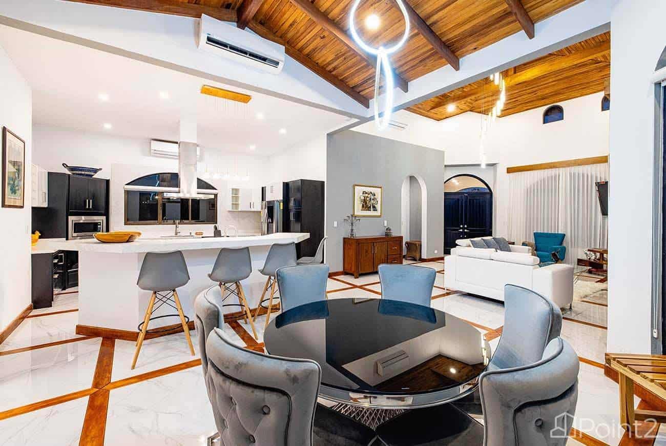 Casa Vista de Paraíso: A Luxury Retreat in Lomas del Mar