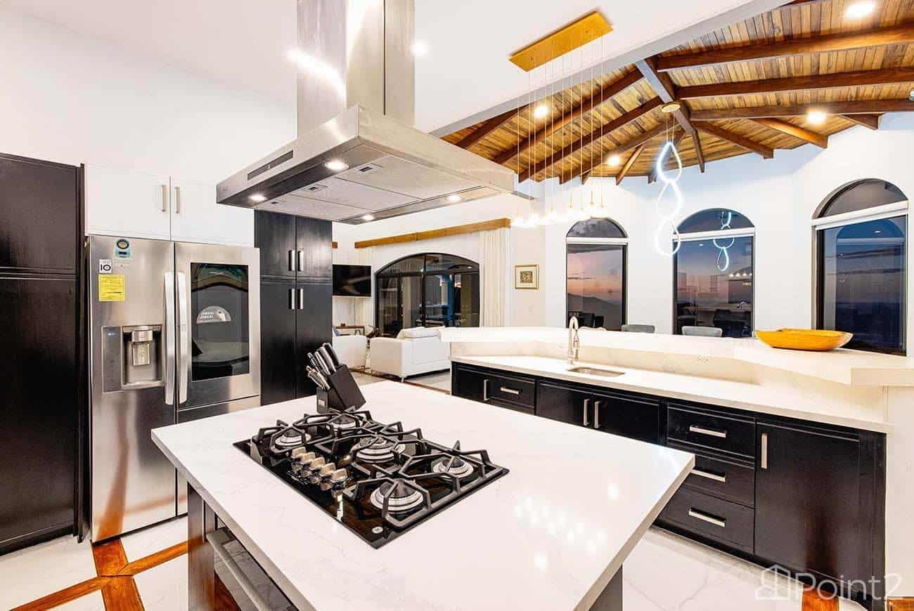 Casa Vista de Paraíso: A Luxury Retreat in Lomas del Mar