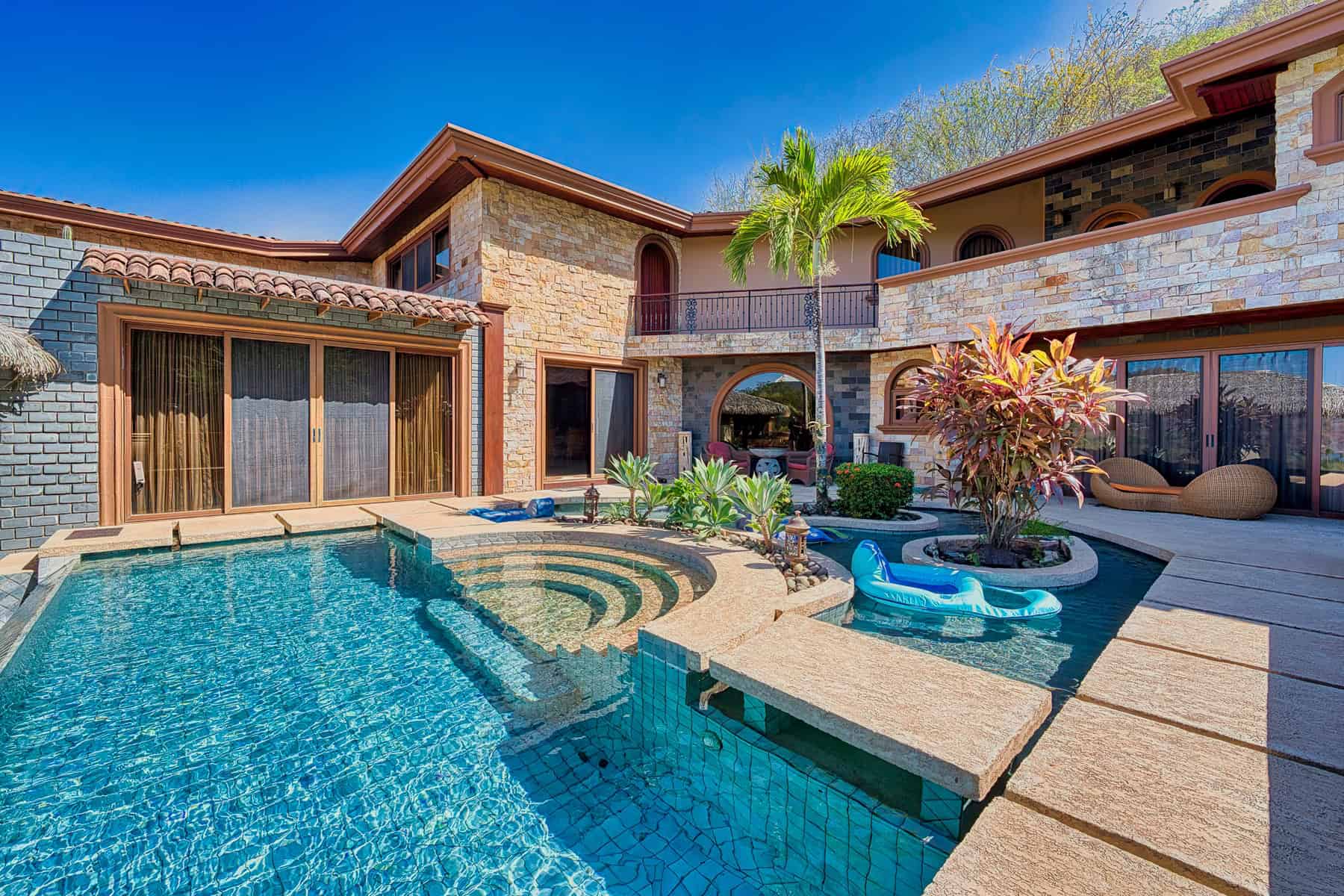 Ocean View Residence - Walking Distance to the Beach