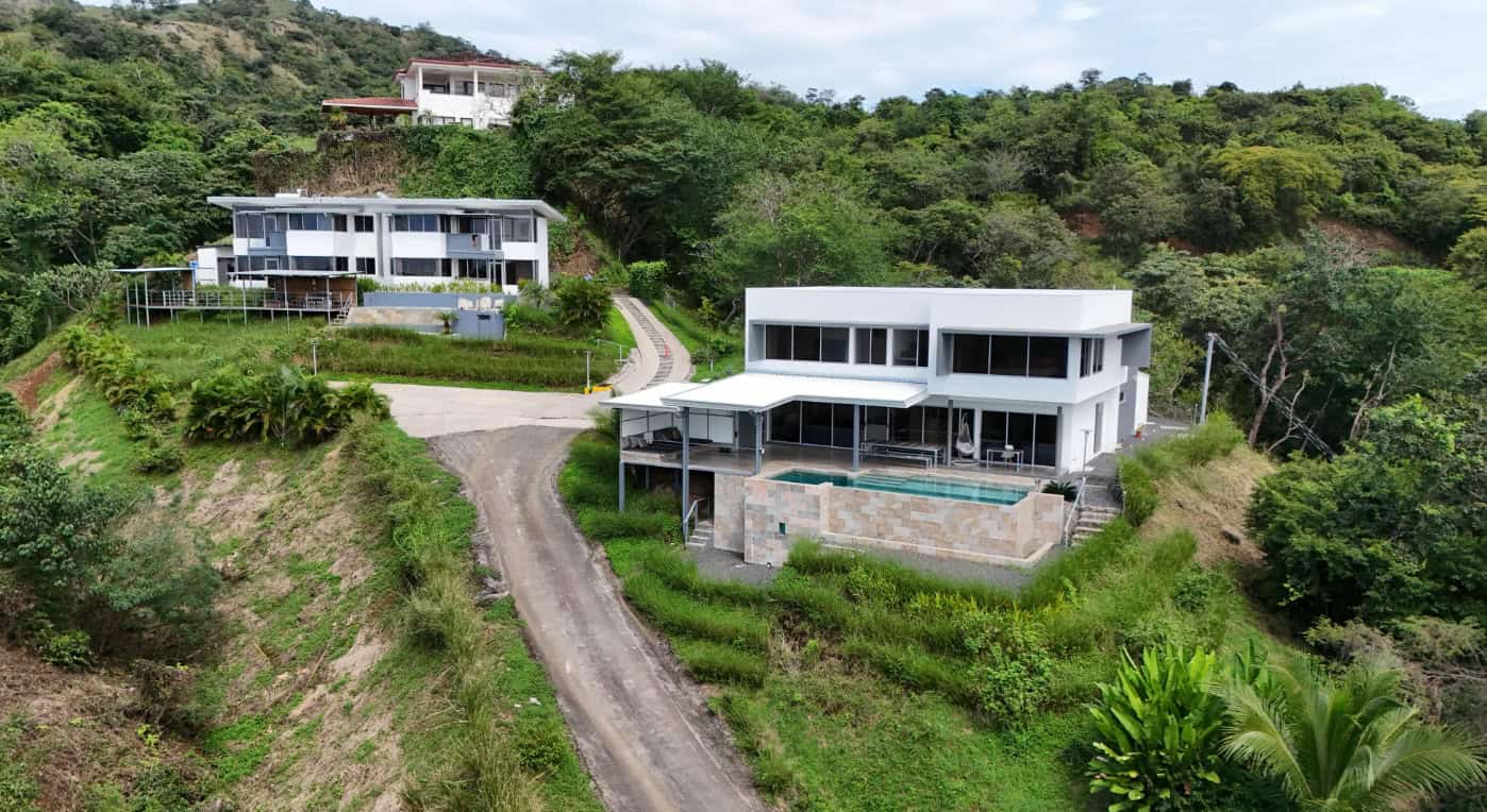 Luxury Oceanview Estate: Main House with 4 Bedrooms, 4 Bathrooms + Apartment Building with 4 Units