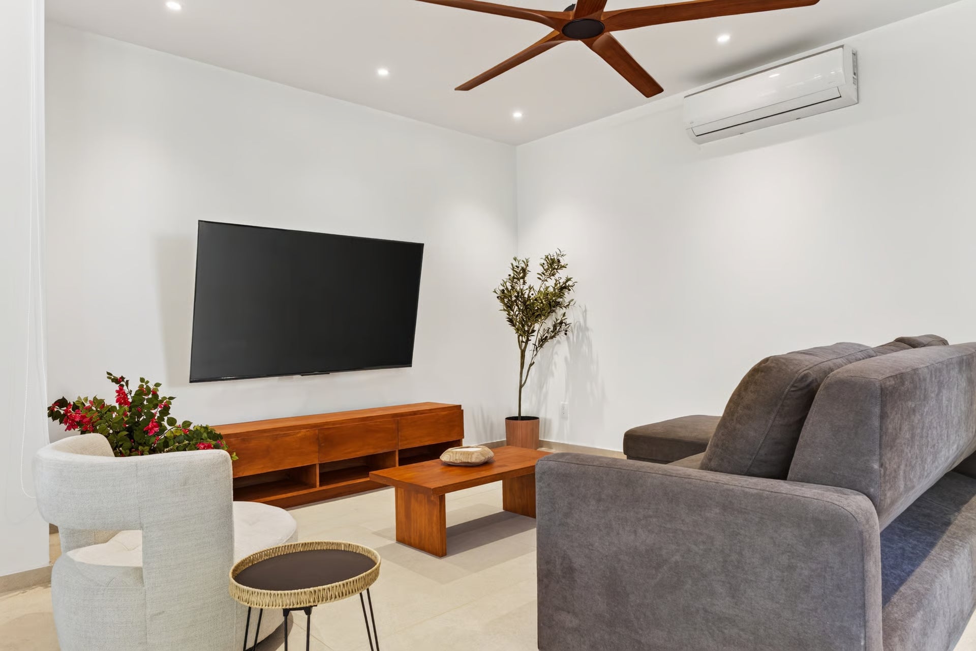 Casa Mareva | 4-Bedroom Luxury Home Near the Beach