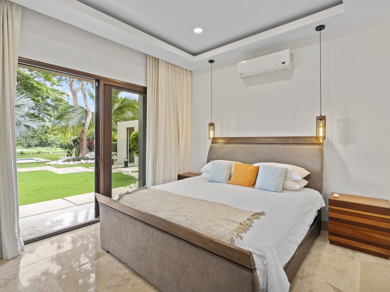 Luxury 6BR Home in a Sought-After Beachfront Community