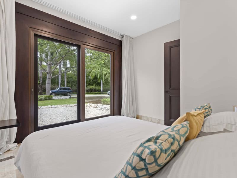 Luxury 6BR Home in a Sought-After Beachfront Community