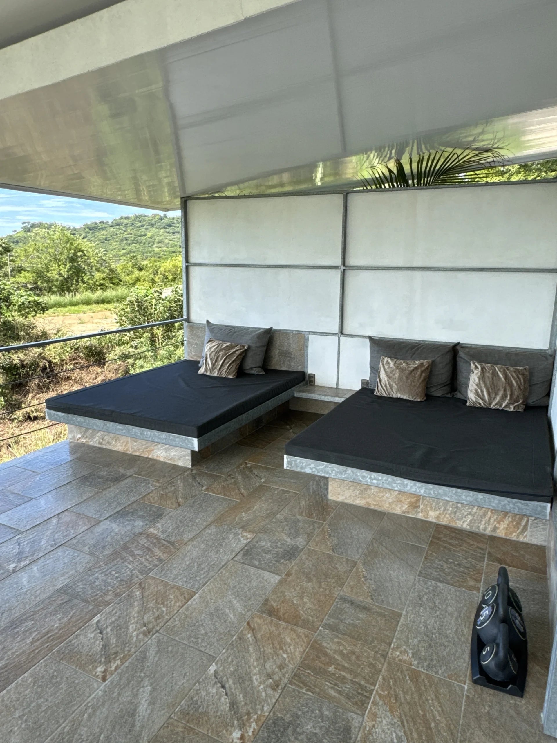 Luxury Oceanview Estate: Main House with 4 Bedrooms, 4 Bathrooms + Apartment Building with 4 Units