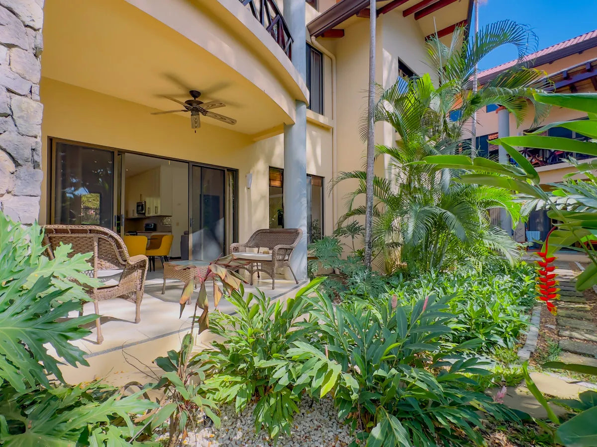 Sombras 201 – Ground-Floor Condo, Walk to Beach & Town, 2 Pools
