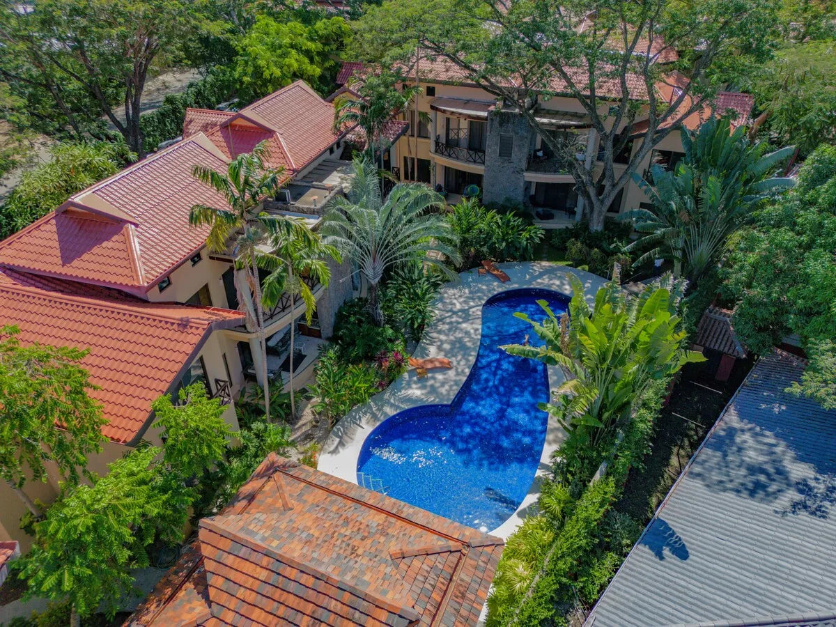 Sombras 201 – Ground-Floor Condo, Walk to Beach & Town, 2 Pools