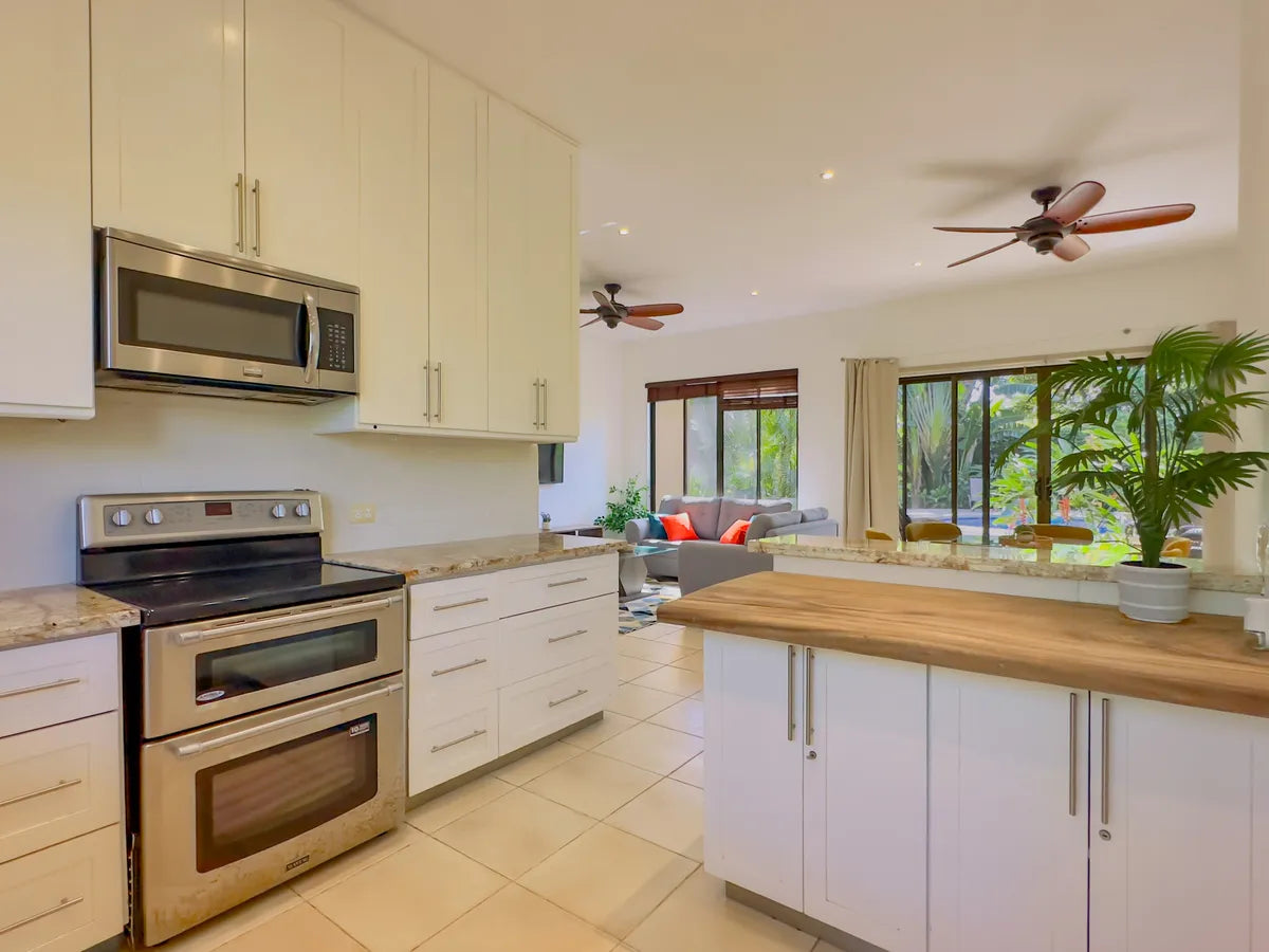 Sombras 201 – Ground-Floor Condo, Walk to Beach & Town, 2 Pools