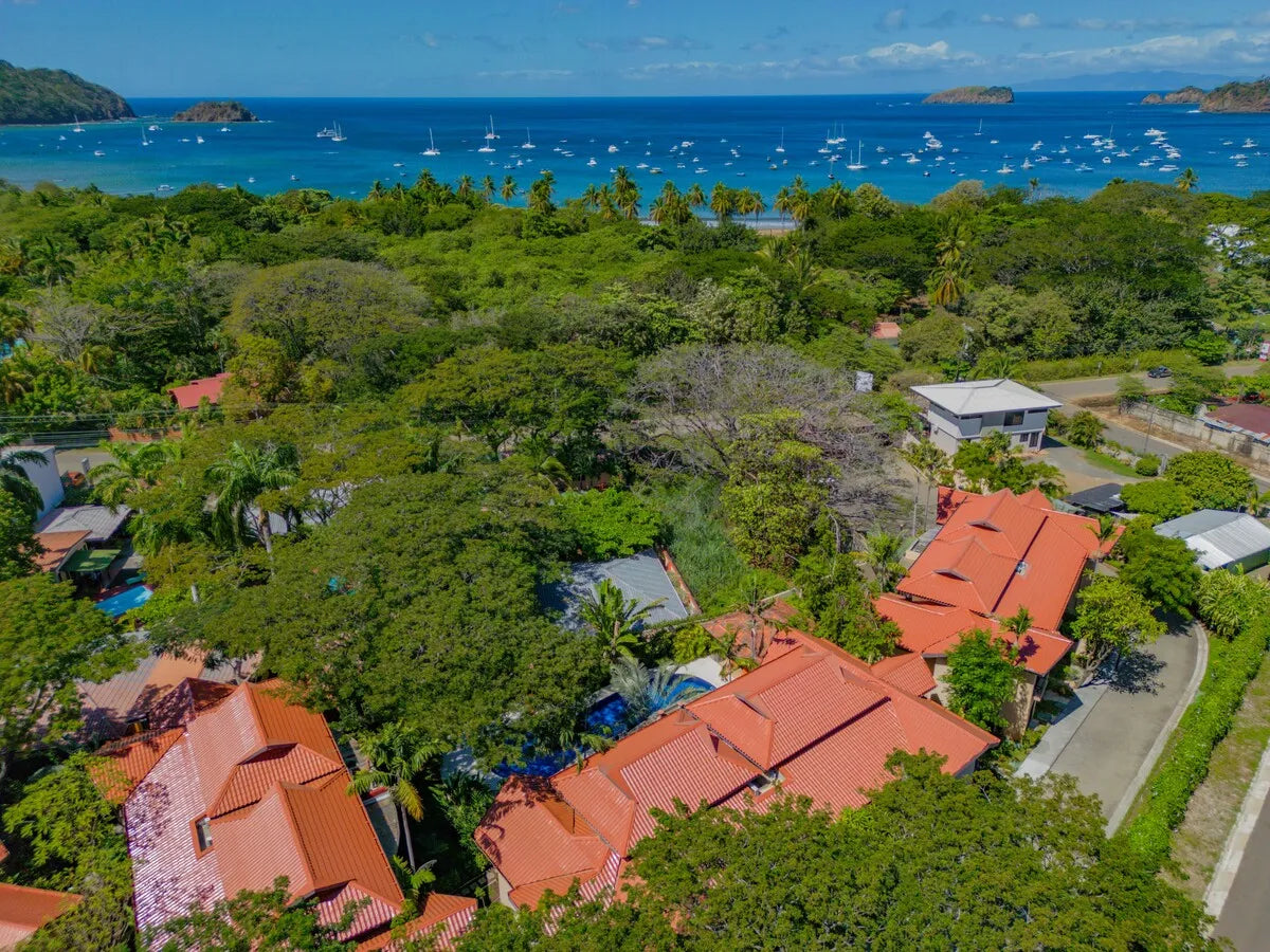 Sombras 201 – Ground-Floor Condo, Walk to Beach & Town, 2 Pools