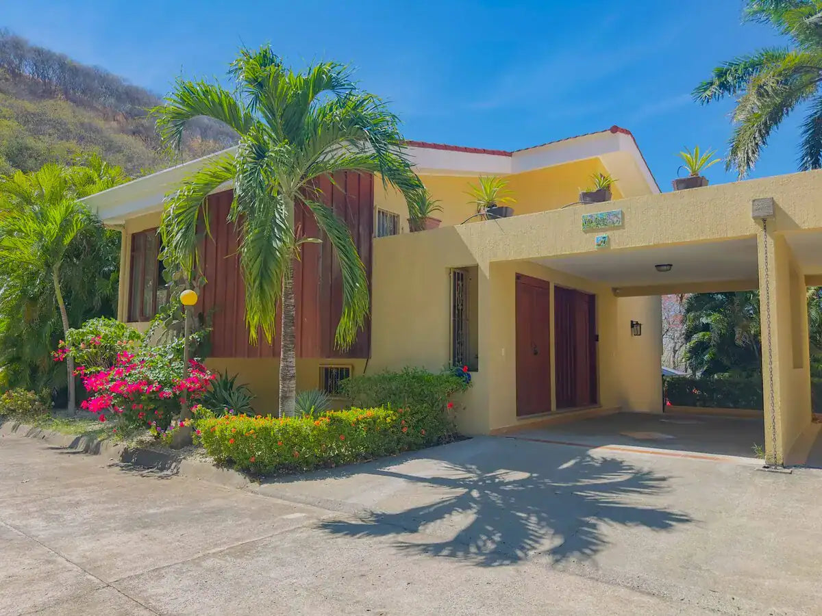 Bahia Pez Vela 7 – Renovated Ocean View Villa in Beachfront Community, Just Steps to the Sand