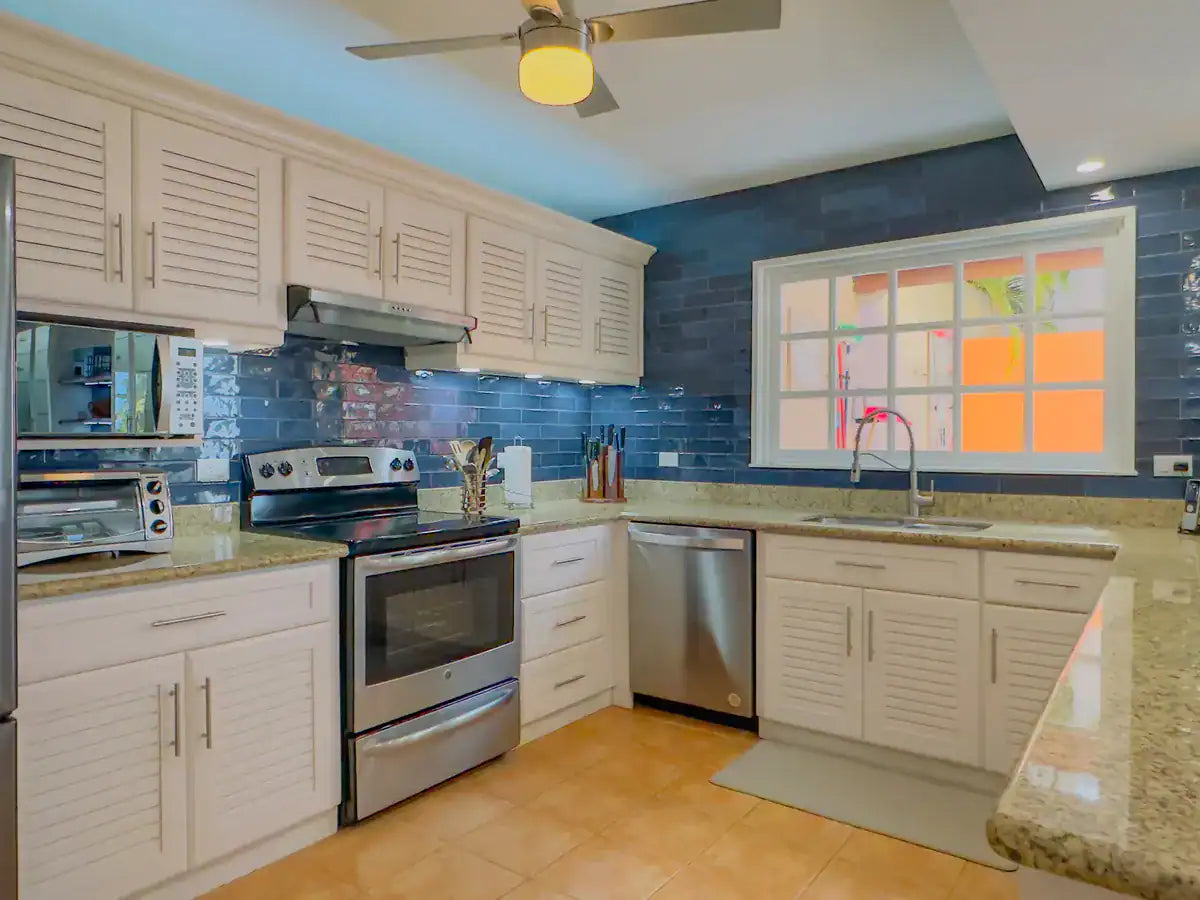 Bahia Pez Vela 7 – Renovated Ocean View Villa in Beachfront Community, Just Steps to the Sand
