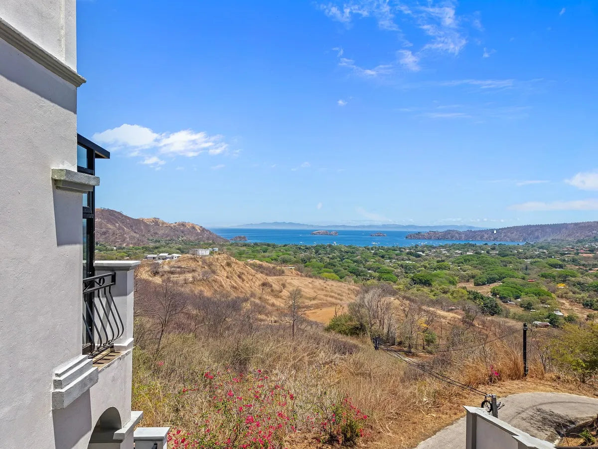 Lookout Suites | Ocean-View Boutique Hotel with Rooftop Restaurant in Playas del Coco