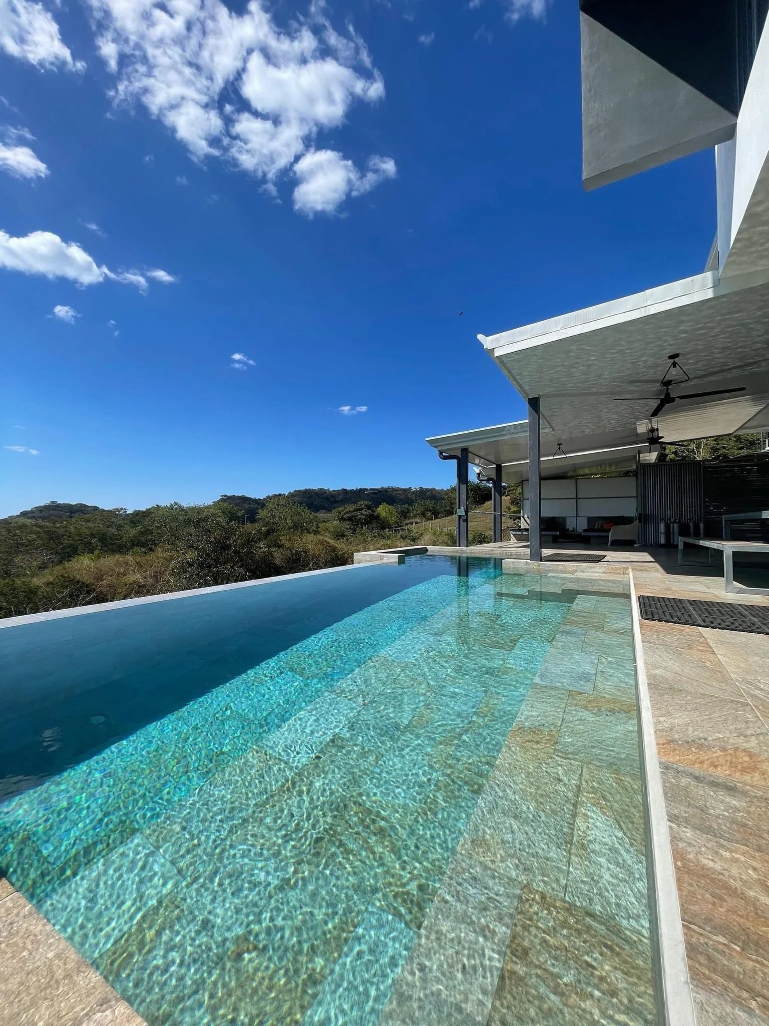 Oceanview Property with Infinity Pools: 4-Bedroom House + 4 Apartments on a Spacious 10,103 m² Lot!