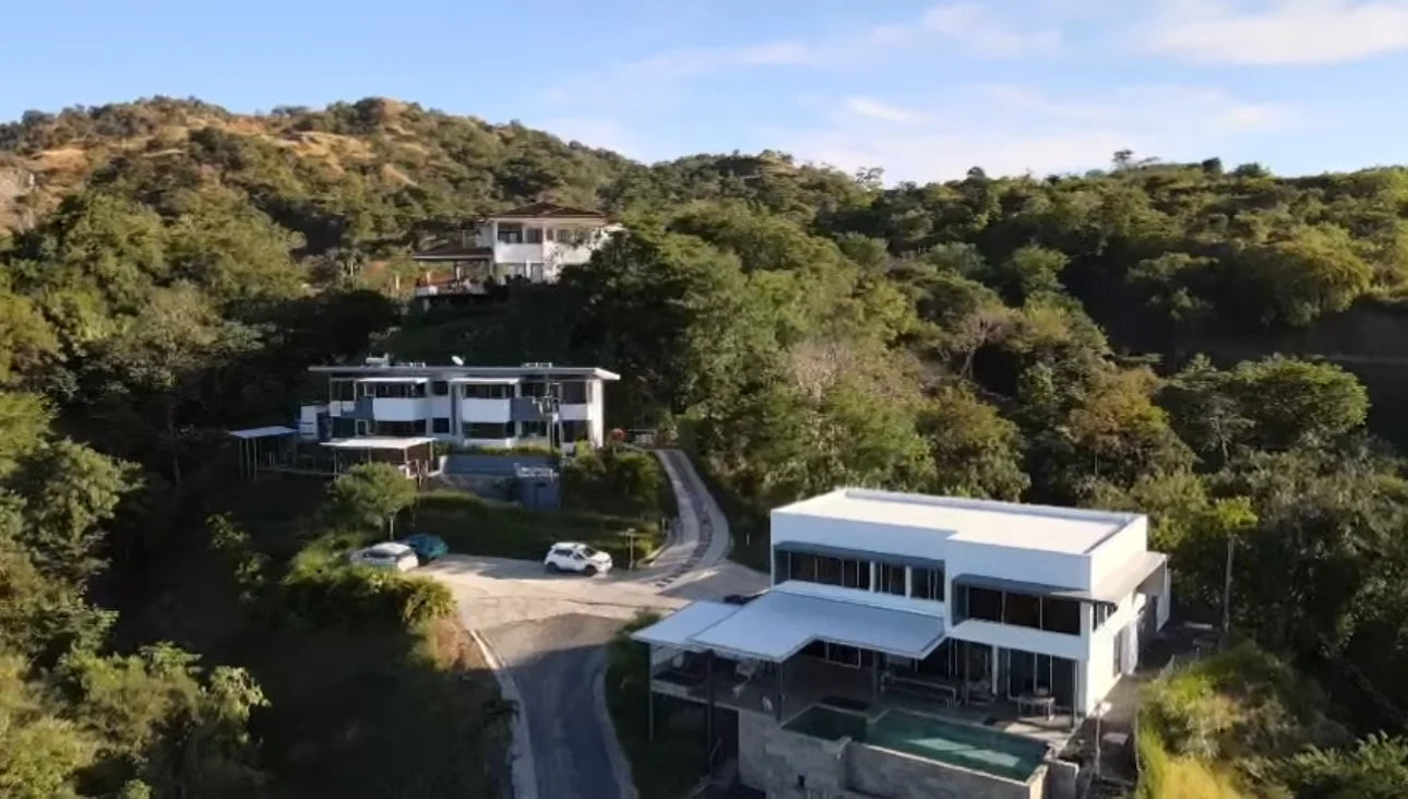 Oceanview Property with Infinity Pools: 4-Bedroom House + 4 Apartments on a Spacious 10,103 m² Lot!