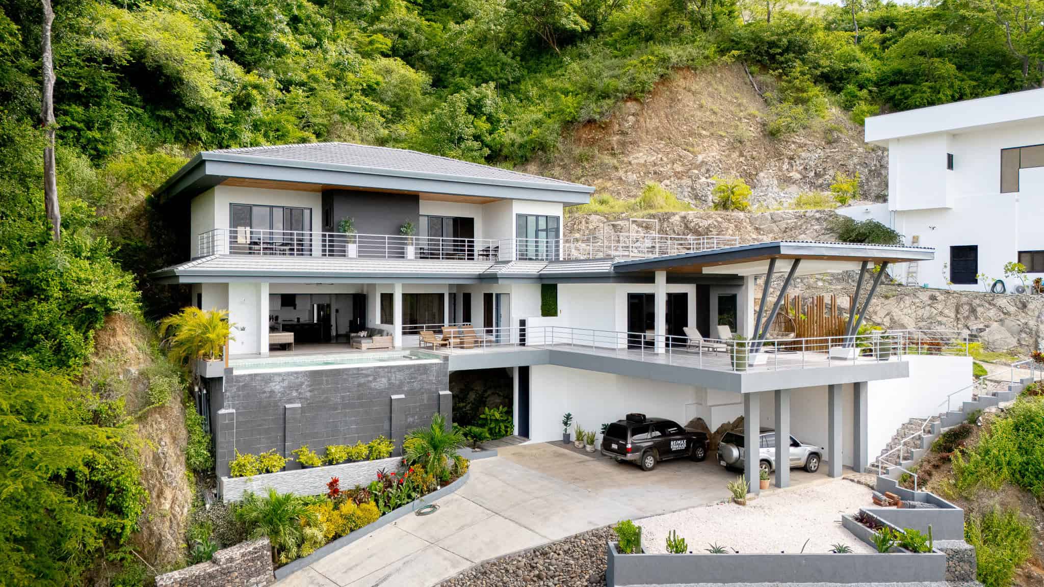 Casa Roca: Stunning Ocean-View Home in Coco Bay