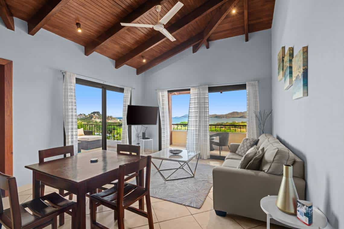 Casa Omega: Oceanview Apartments in Altos de Flamingo