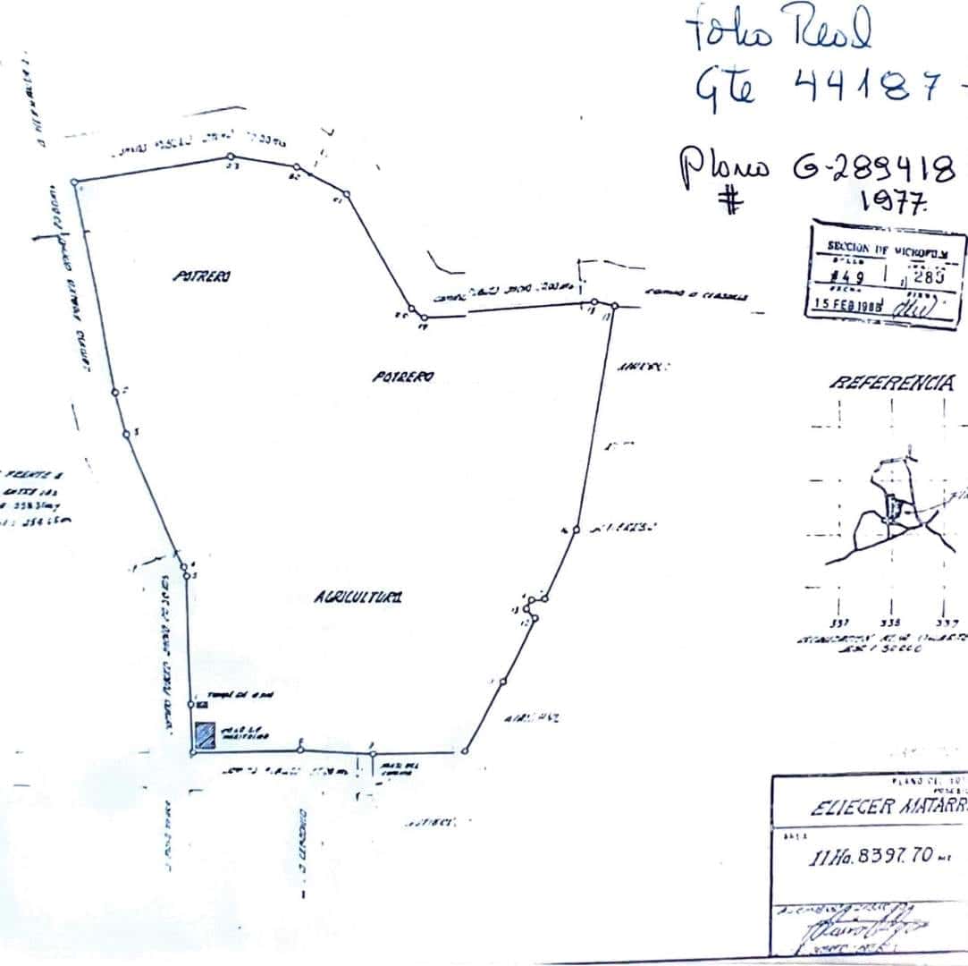 Several lots are available in San Jose de Pinilla, just 5 km from Playa Avellanas.