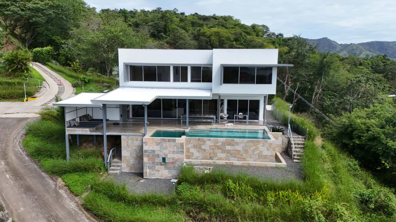 Luxury Oceanview Estate: Main House with 4 Bedrooms, 4 Bathrooms + Apartment Building with 4 Units
