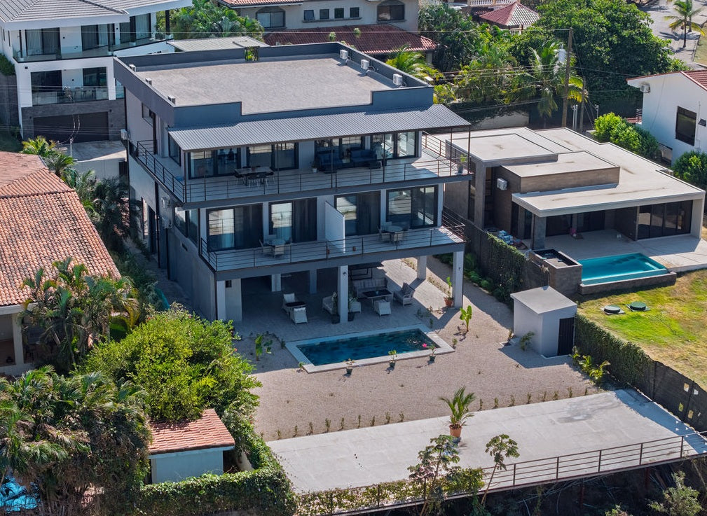 Casa Dos Hermanas: Modern Income-Producing Property Near Flamingo Beach