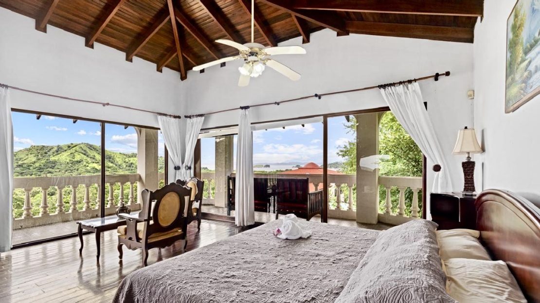 Luxury 19-Bedroom Coastal Estate with Investment Potential in Playa del Coco