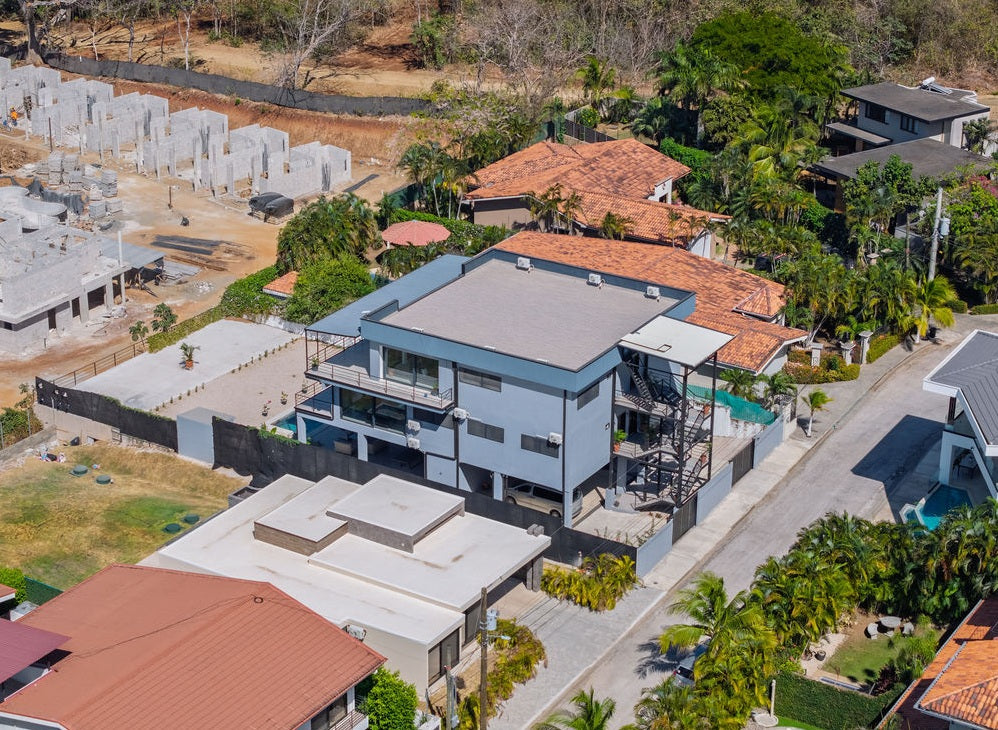 Casa Dos Hermanas: Modern Income-Producing Property Near Flamingo Beach
