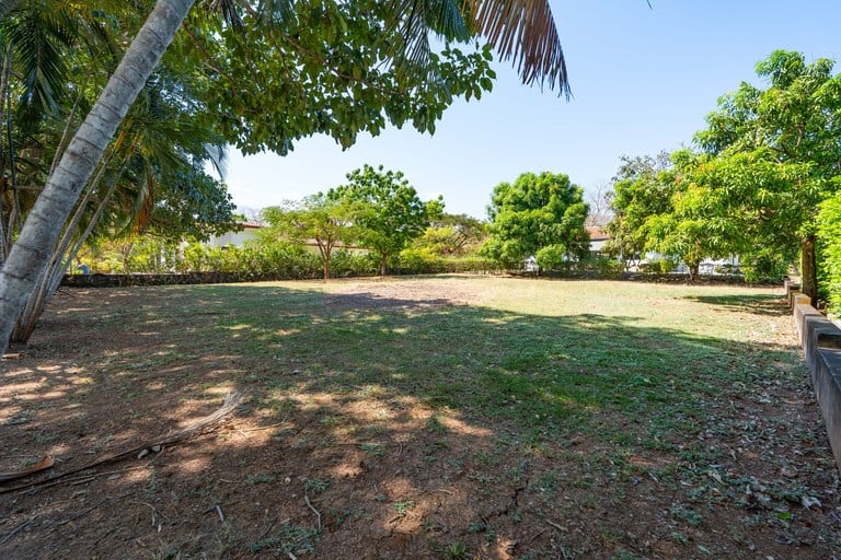 La Norma Lot 18: 983m² Flat Lot for Sale in Tamarindo’s Exclusive Gated Community