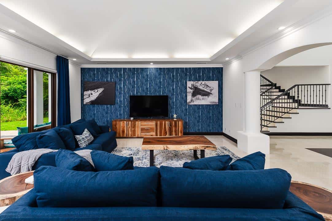 Casa Zaira: Fusion of Modern Elegance and Tropical Splendor!