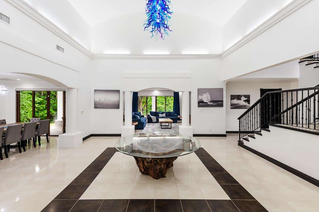 Casa Zaira: Fusion of Modern Elegance and Tropical Splendor!