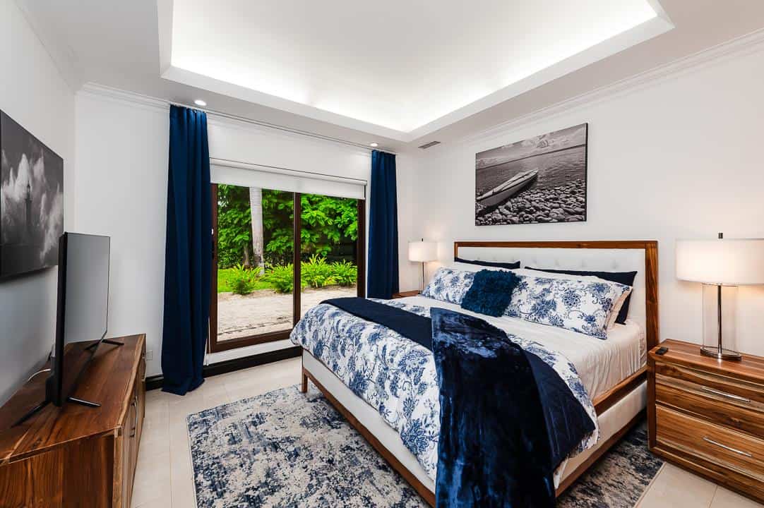 Casa Zaira: Fusion of Modern Elegance and Tropical Splendor!
