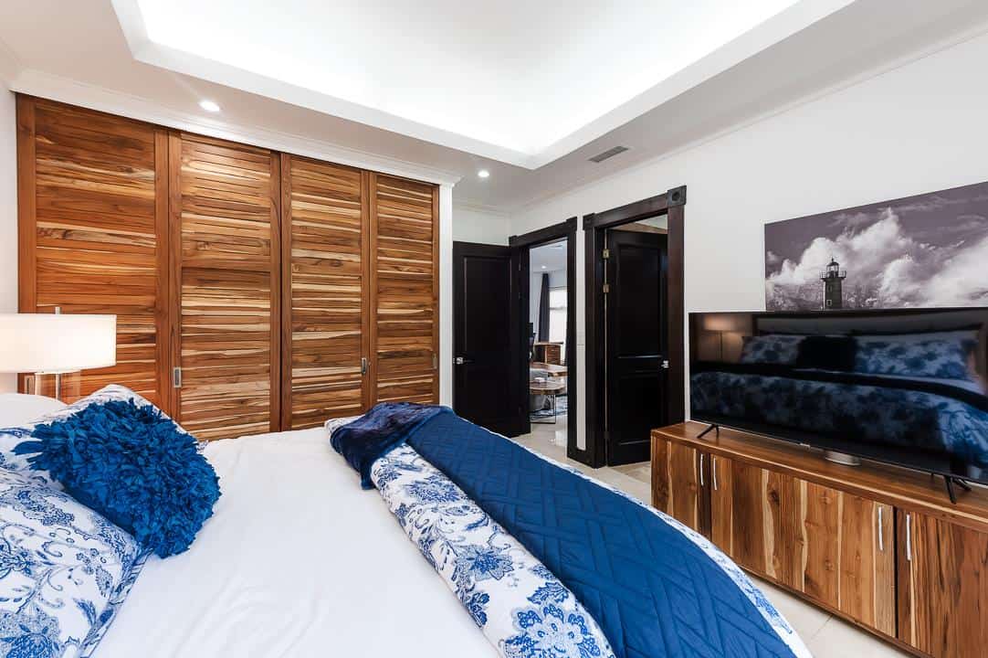 Casa Zaira: Fusion of Modern Elegance and Tropical Splendor!