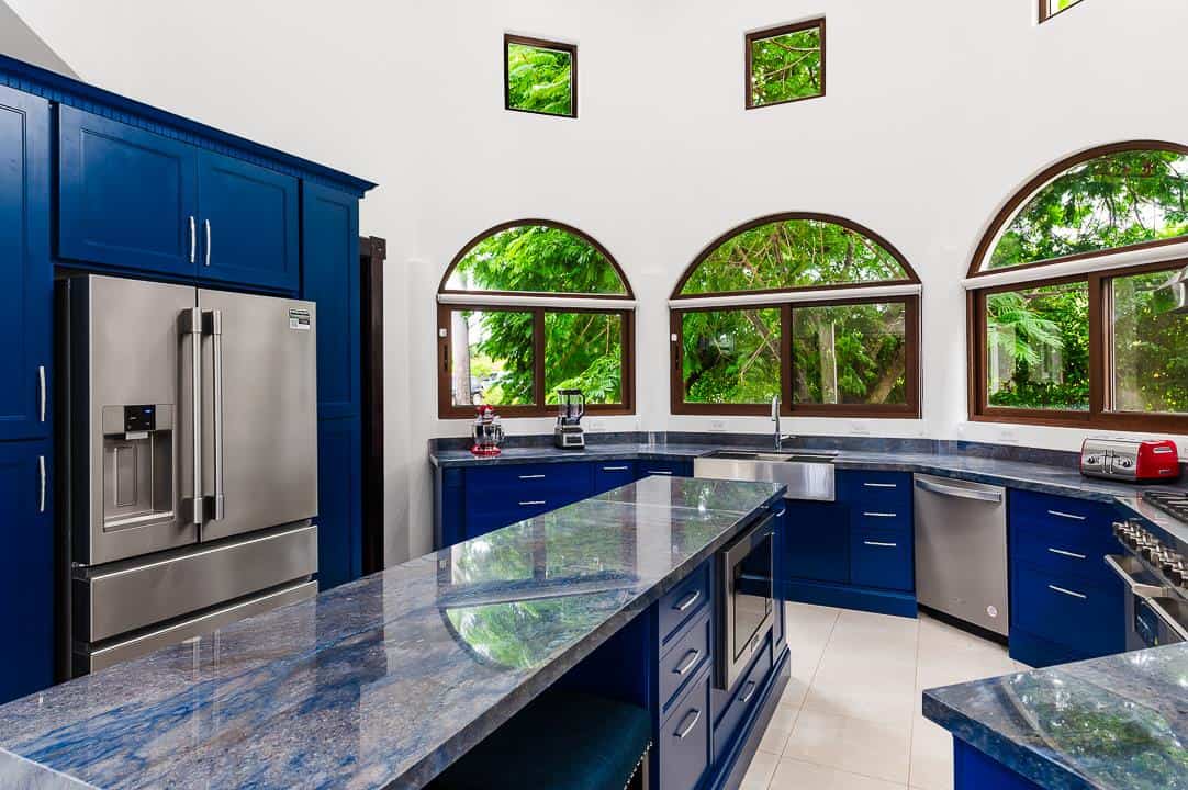 Casa Zaira: Fusion of Modern Elegance and Tropical Splendor!