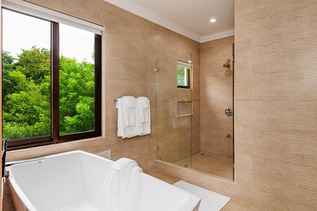 Casa Zaira: Fusion of Modern Elegance and Tropical Splendor!