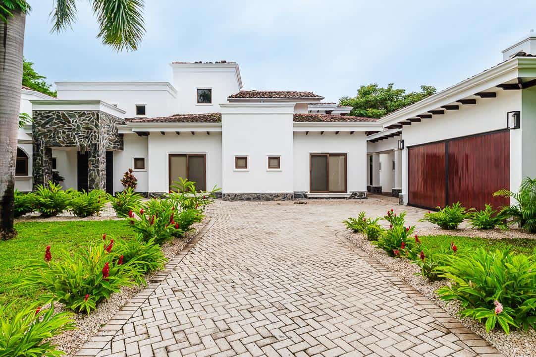 Casa Zaira: Fusion of Modern Elegance and Tropical Splendor!