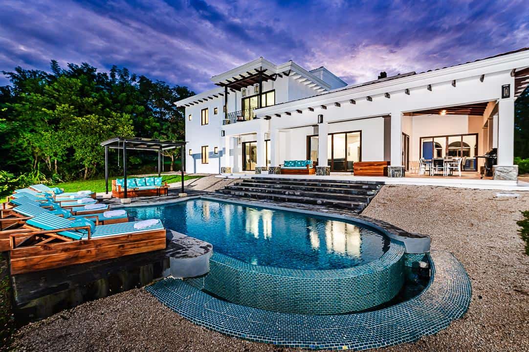 Casa Zaira: Fusion of Modern Elegance and Tropical Splendor!