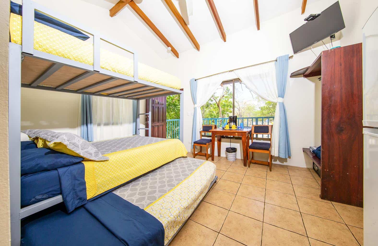 Cabinas Diversion Tropical: 10-Bed Hotel, 300m from the Beach!
