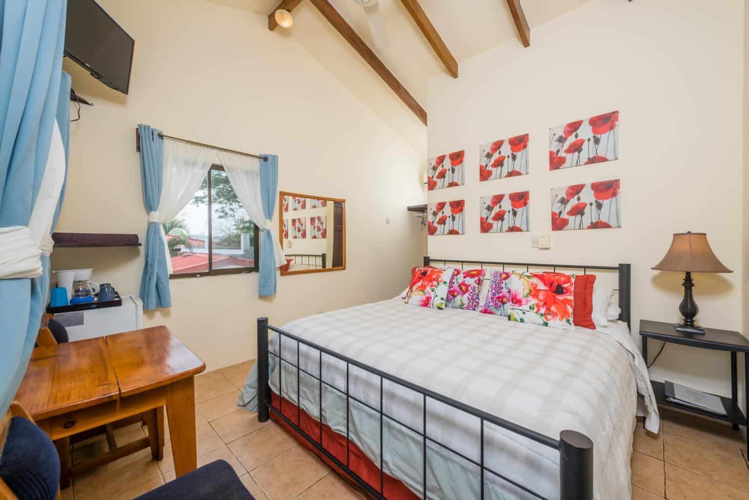 Cabinas Diversion Tropical: 10-Bed Hotel, 300m from the Beach!