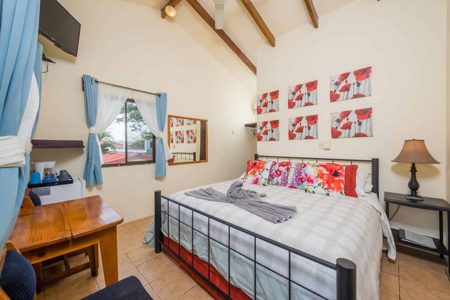Cabinas Diversion Tropical: 10-Bed Hotel, 300m from the Beach!
