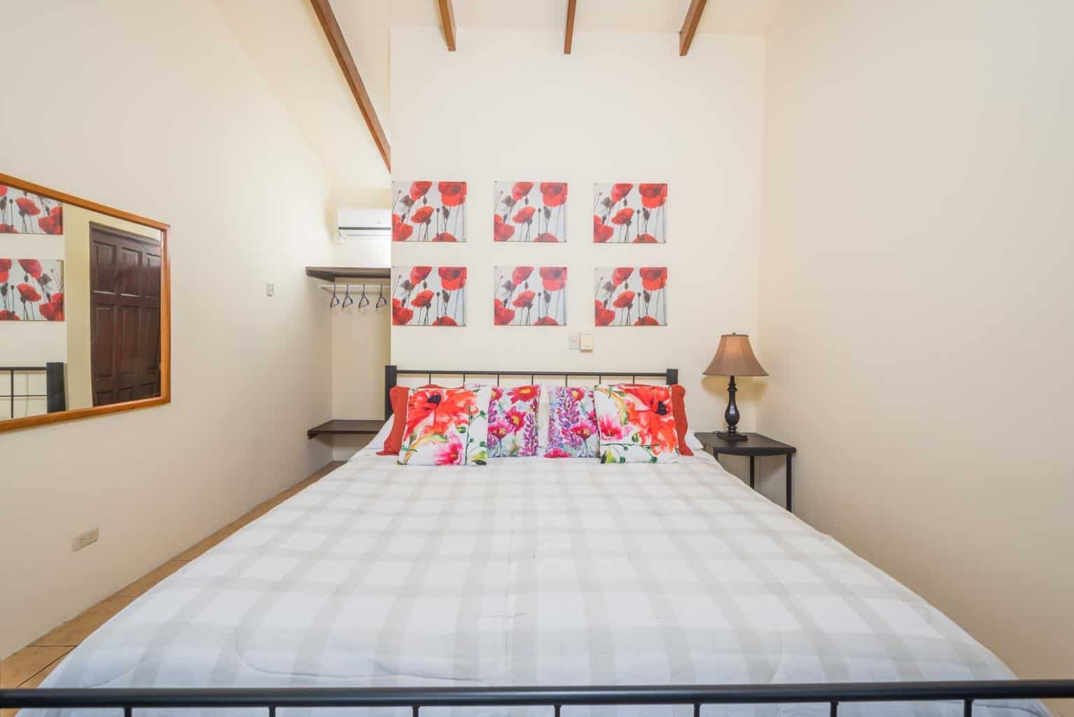 Cabinas Diversion Tropical: 10-Bed Hotel, 300m from the Beach!