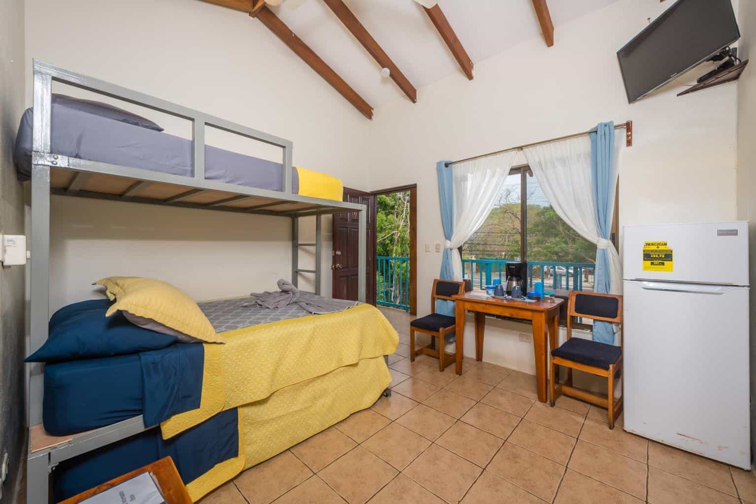 Cabinas Diversion Tropical: 10-Bed Hotel, 300m from the Beach!